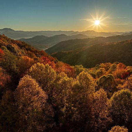 Elk & Embers Mountain Hideaway Hotel Уейнсвил Екстериор снимка