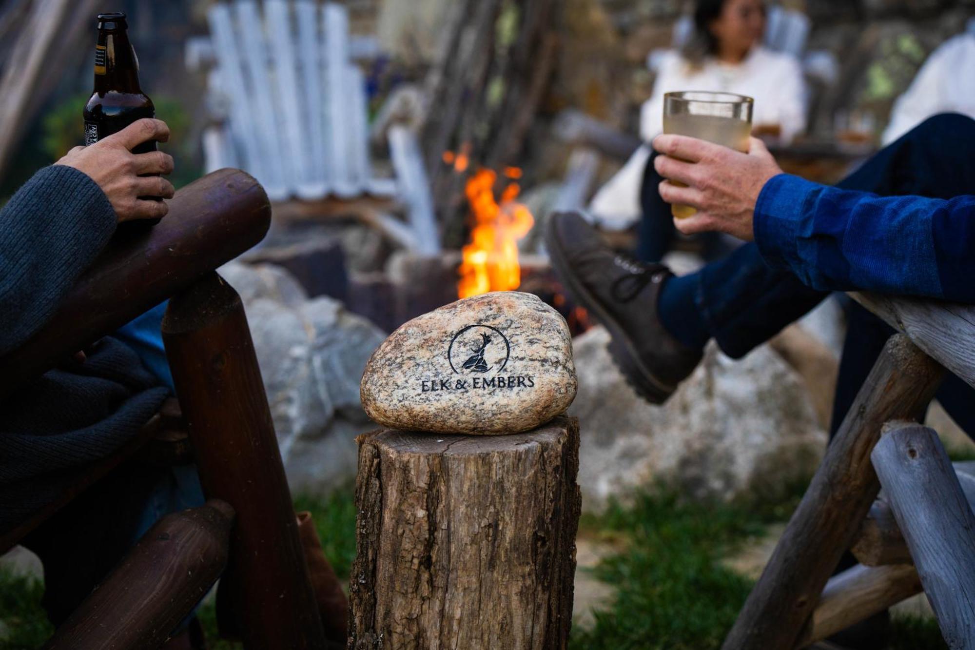 Elk & Embers Mountain Hideaway Hotel Уейнсвил Екстериор снимка